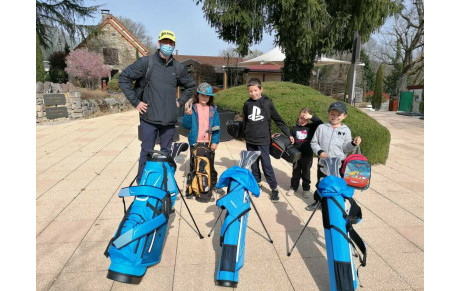 Remise de sacs à l'école de Golf